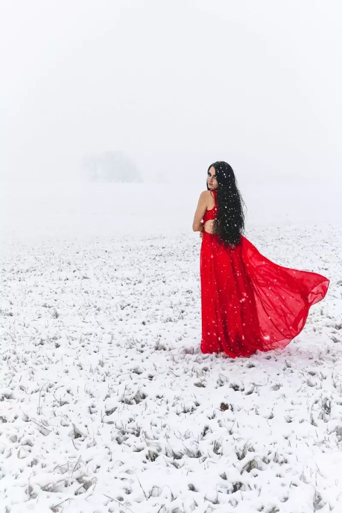 Robe rouge dans la neige
