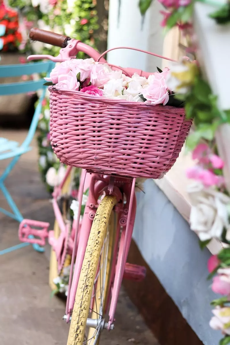 Vélo rose avec panier à fleurs