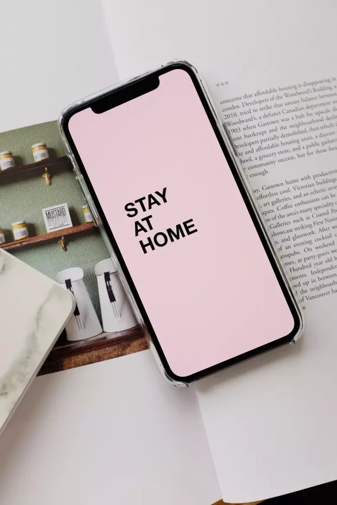 Message "Stay at home" sur smartphone