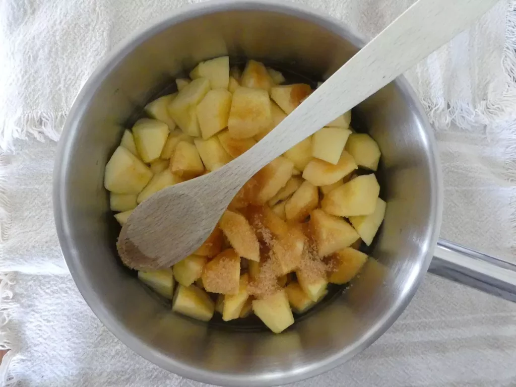 La compotée de pommes vanillée avant cuisson