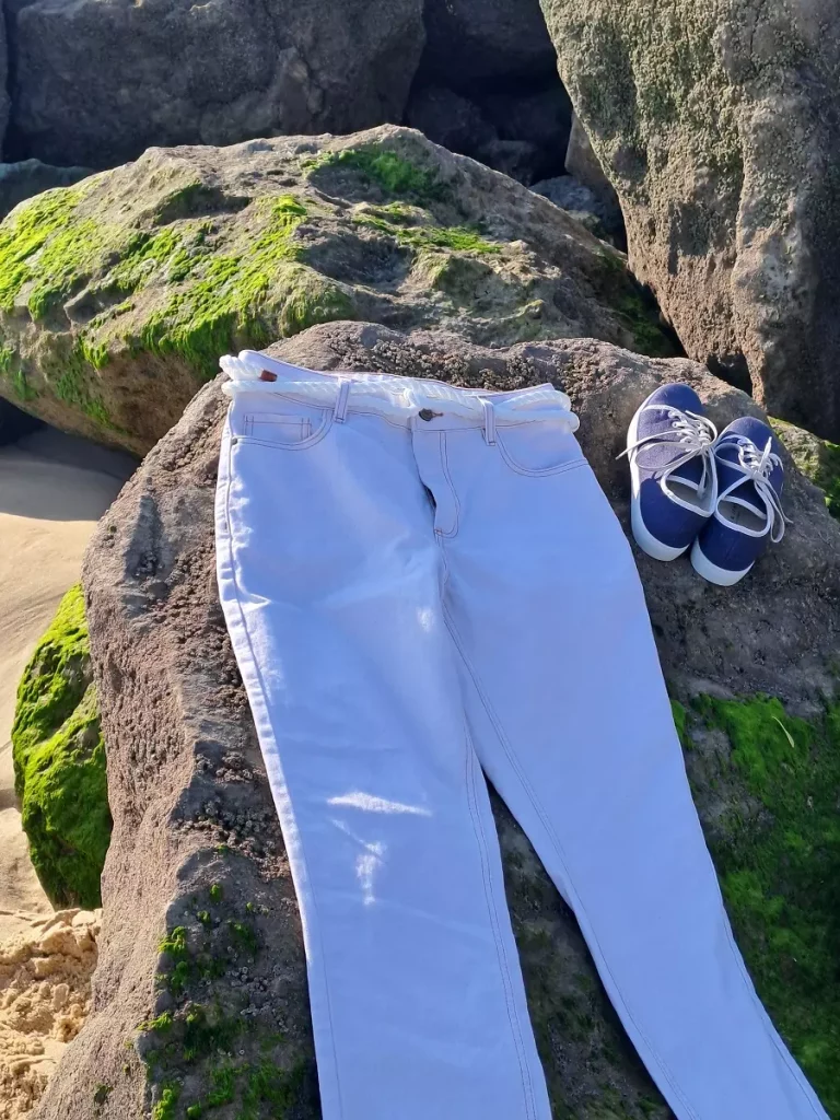Le pantalon blanc et la ceinture en cordage